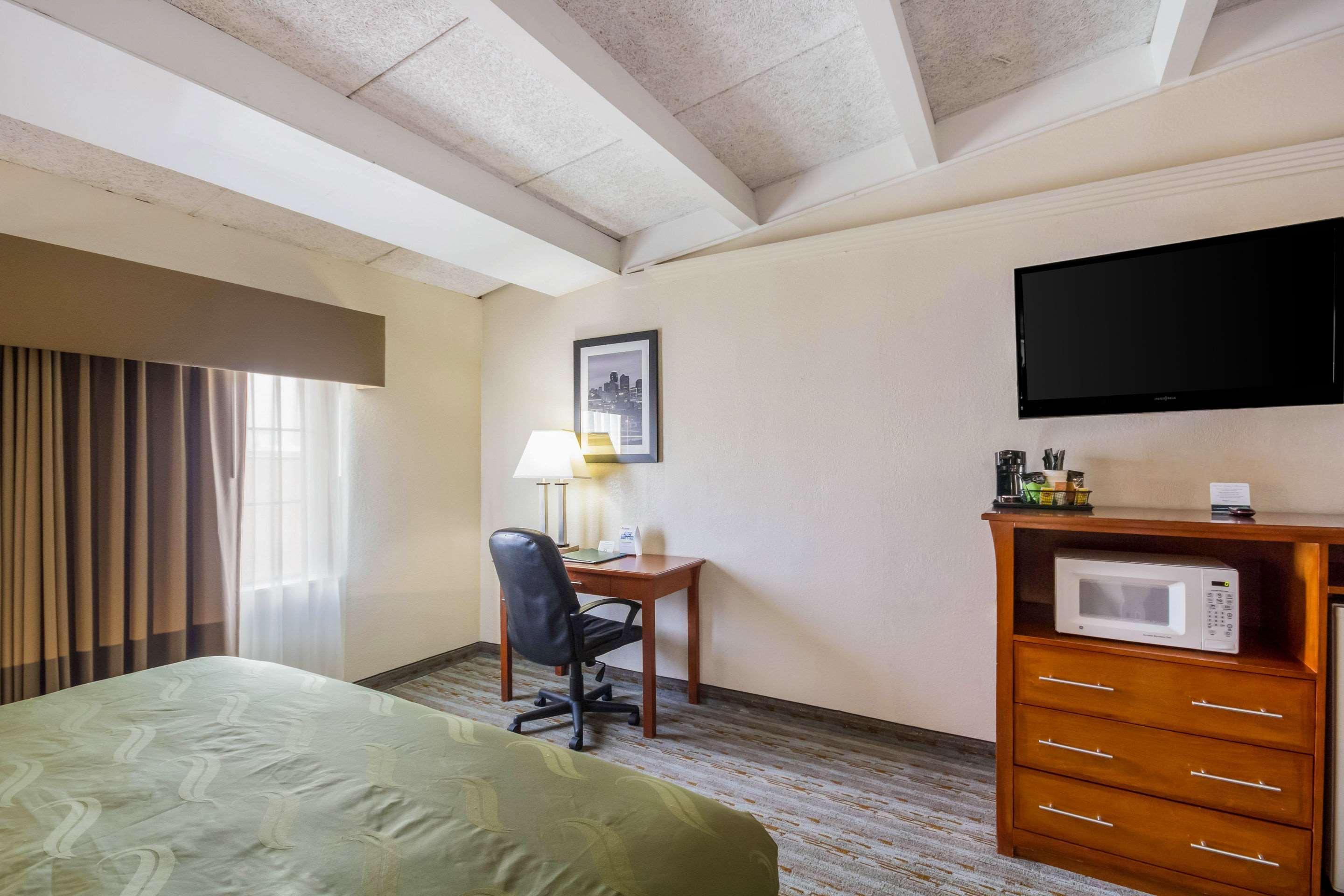 Hotel Quality & Kansas - I-70 East 2*