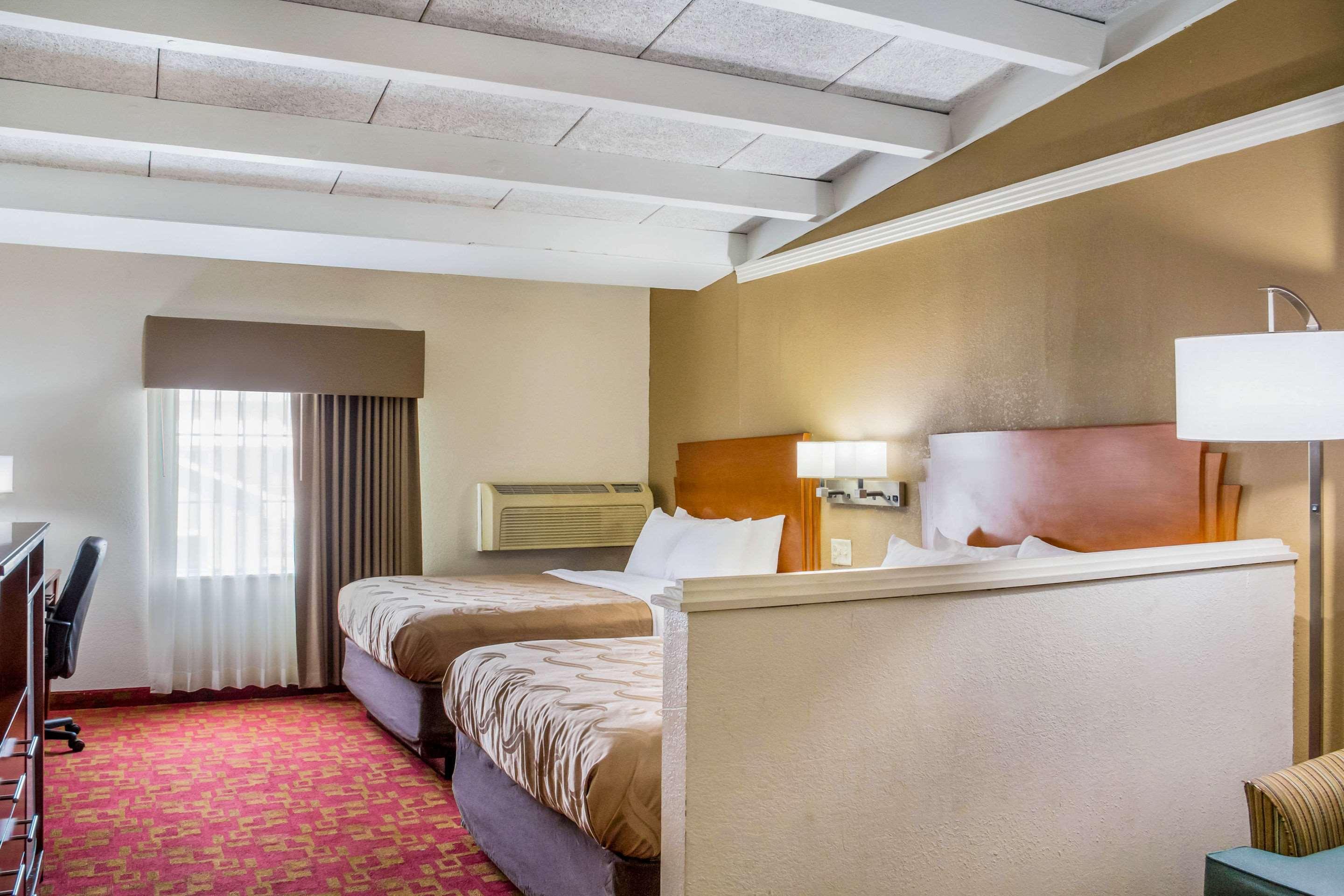 Hotel Quality & Kansas - I-70 East 2*