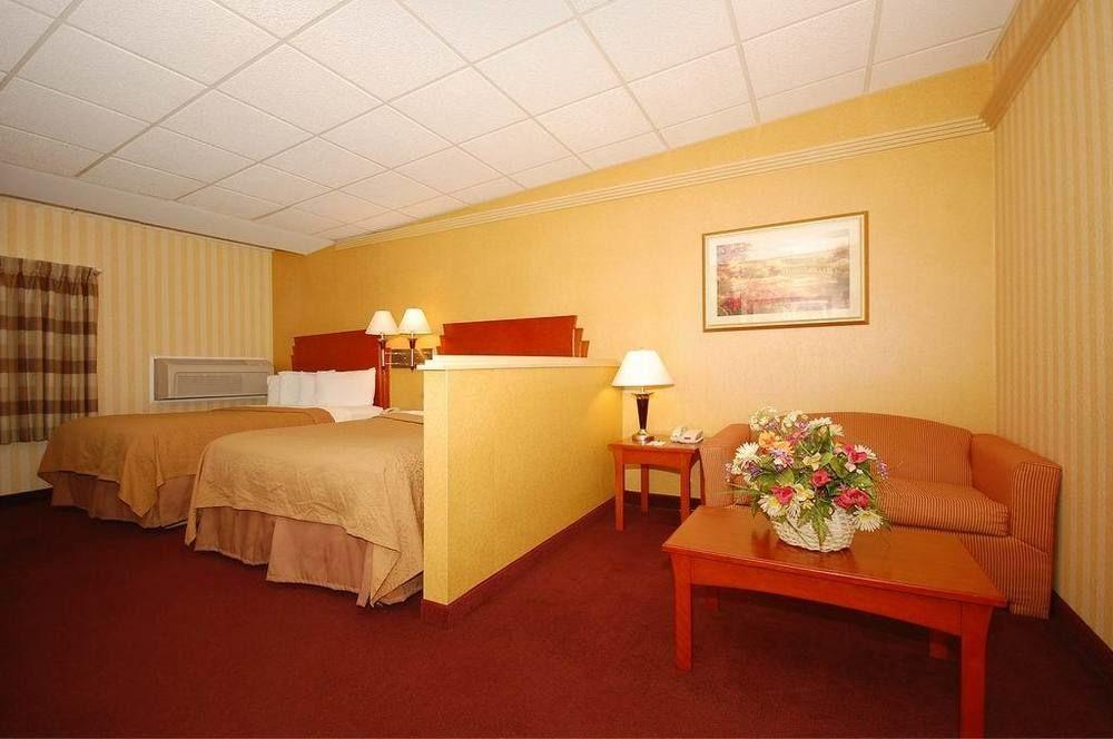Hotel Quality & Kansas - I-70 East 2*