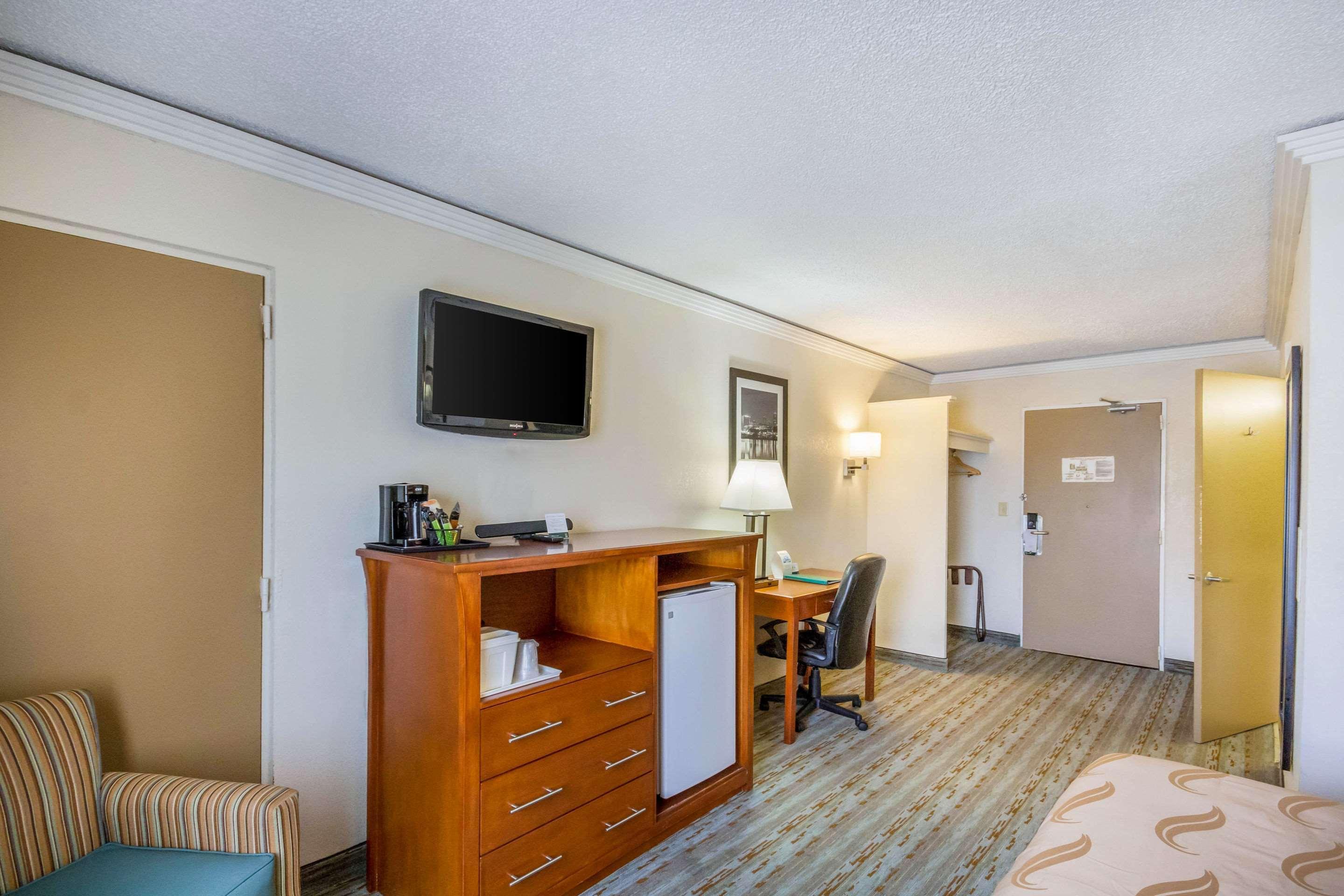 Quality & Kansas - I-70 East Hotel