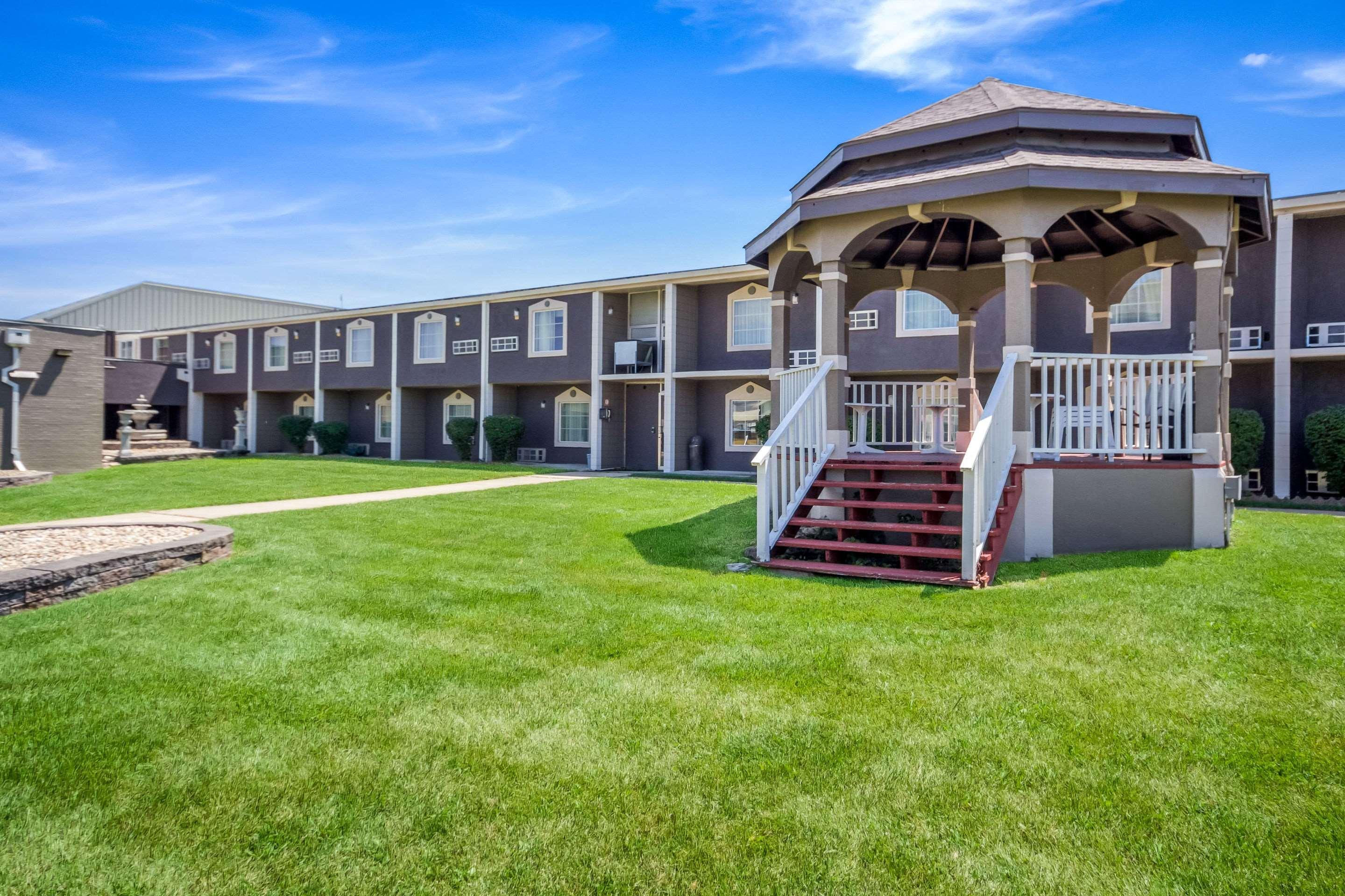 Hotel Quality & Kansas - I-70 East 2*