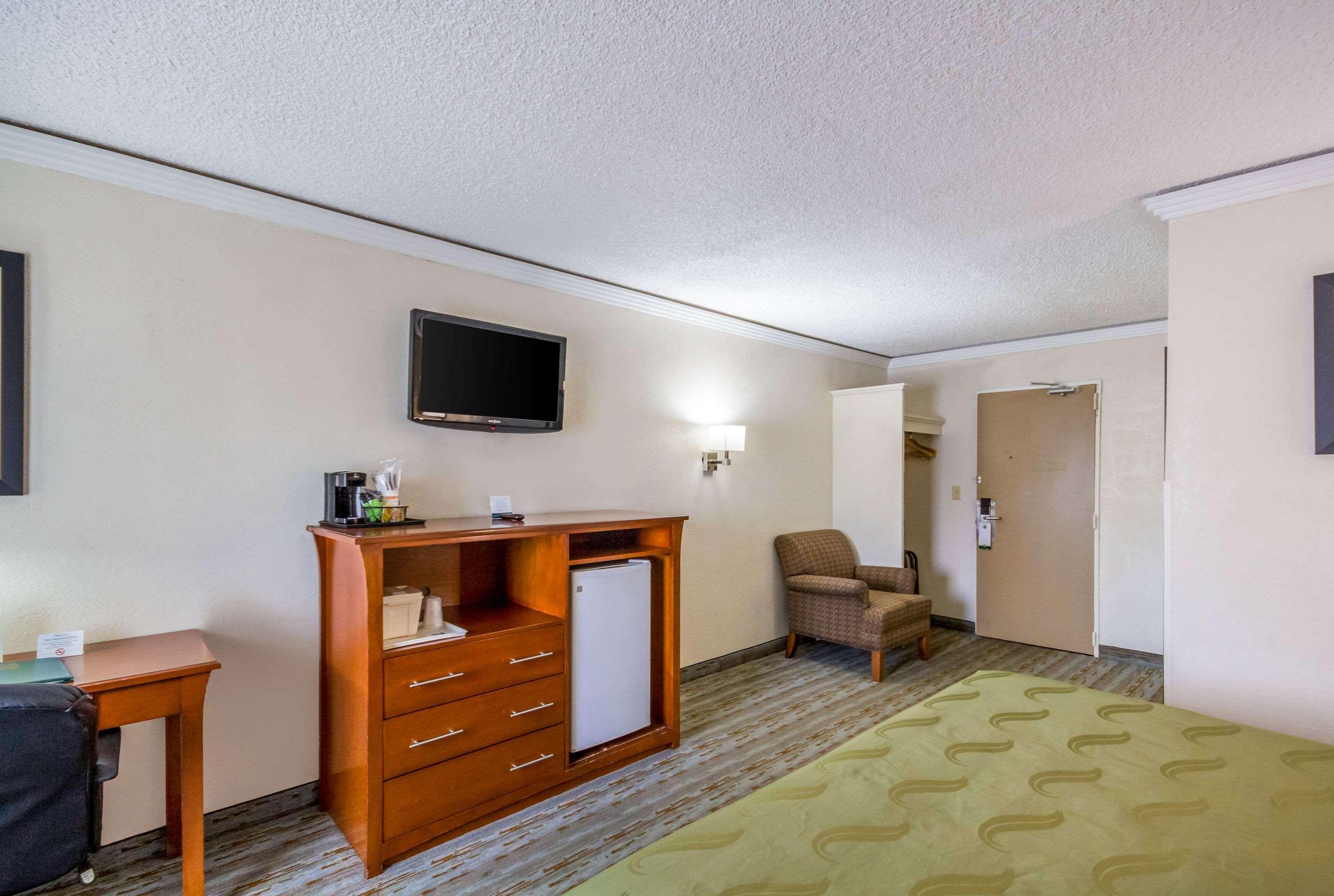 Quality & Kansas - I-70 East Hotel 2*