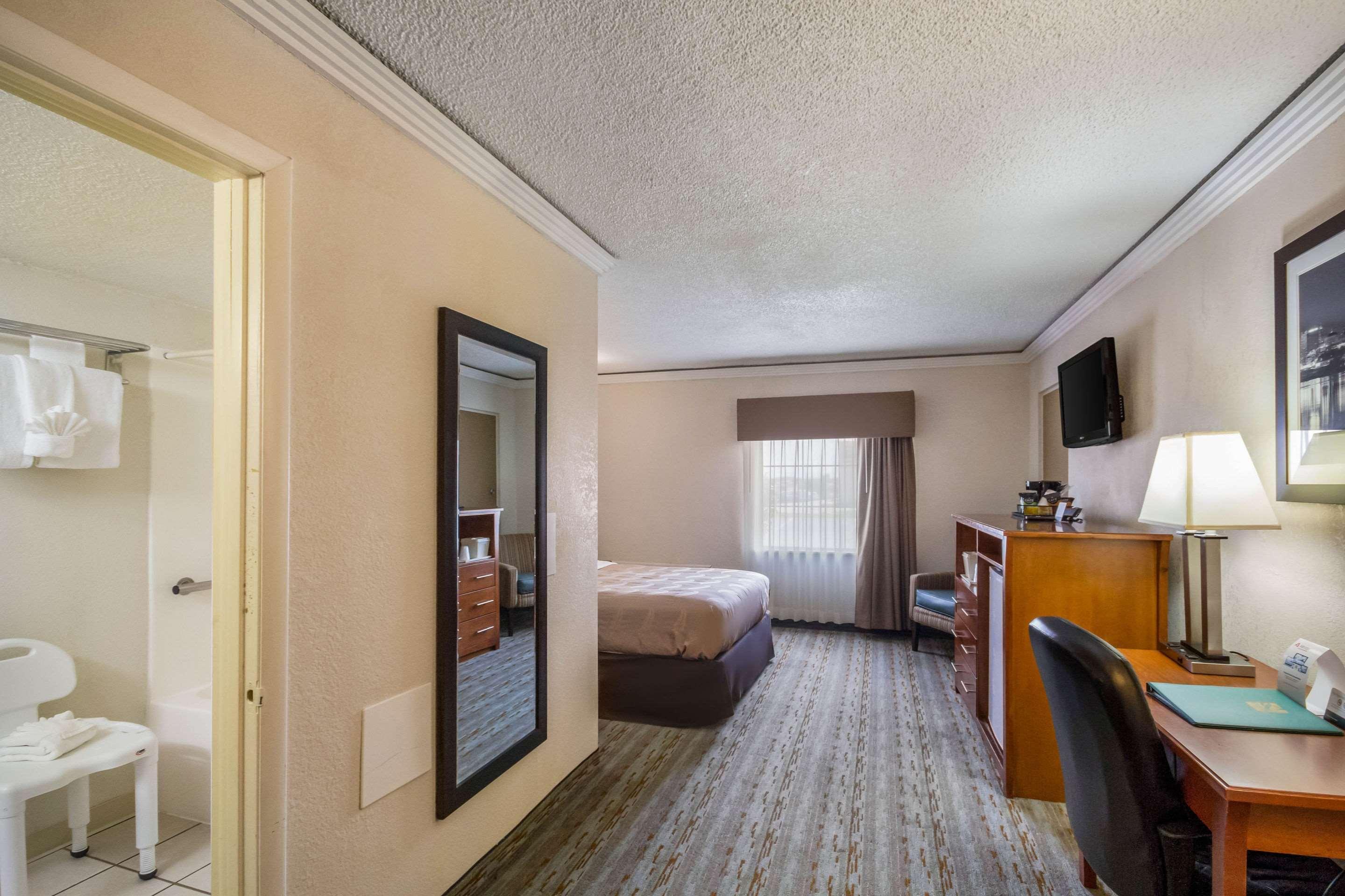 Quality & Kansas - I-70 East Hotel 2*