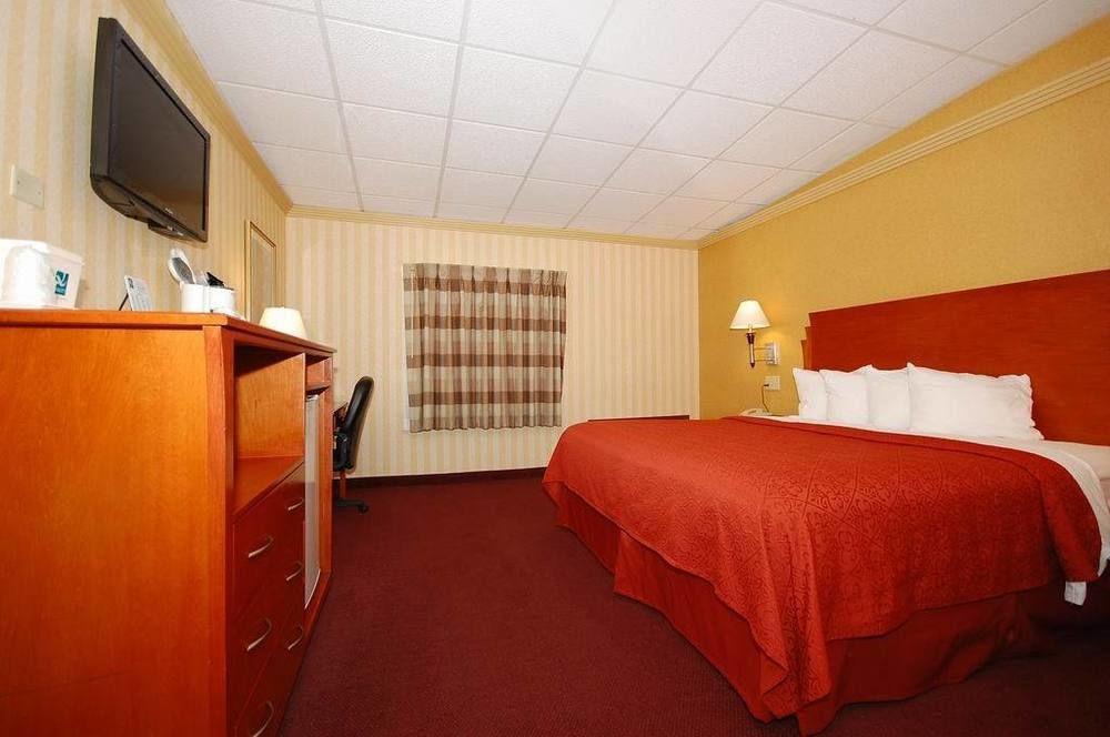 Quality & Kansas - I-70 East Hotel