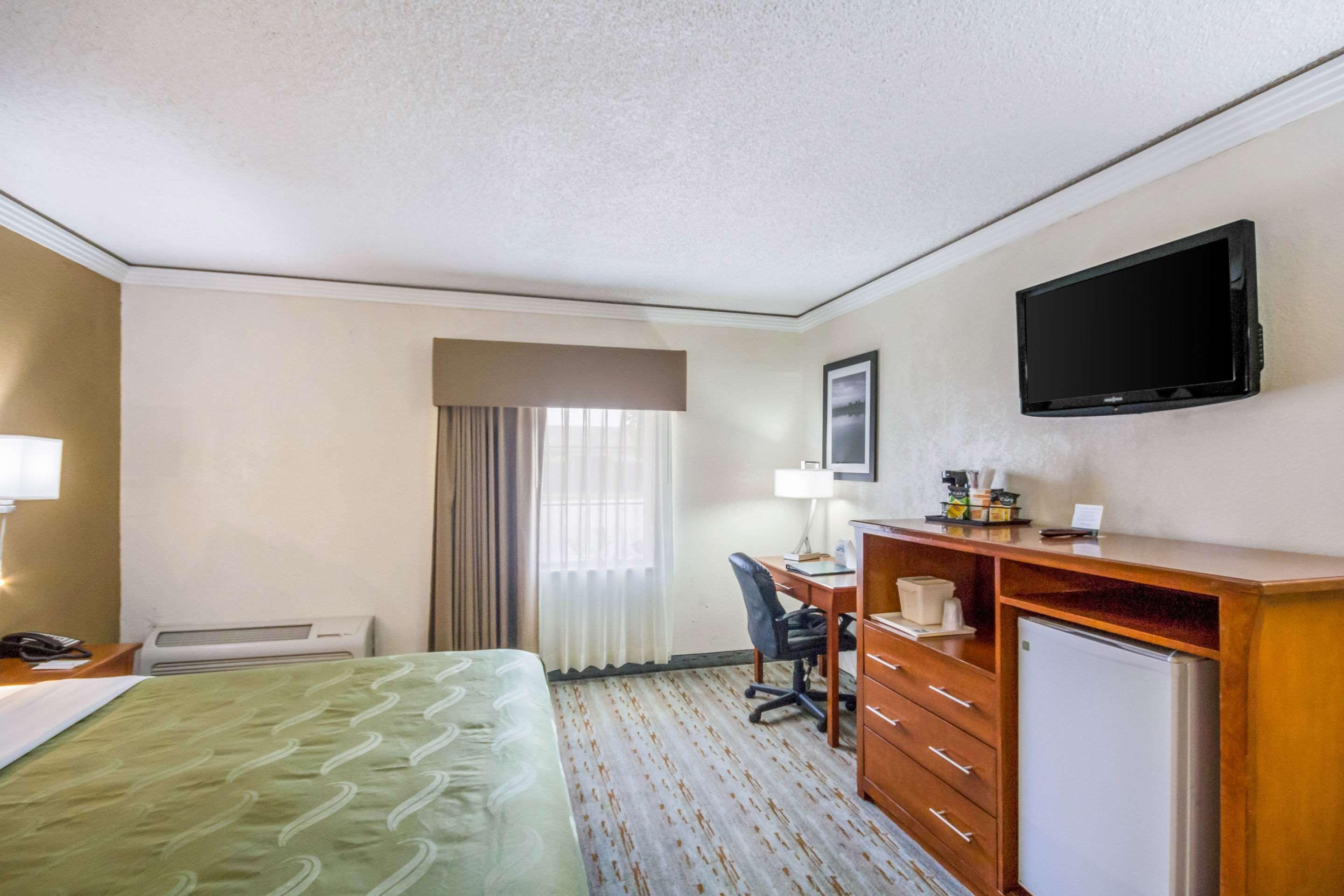 Hotel Quality & Kansas - I-70 East 2*
