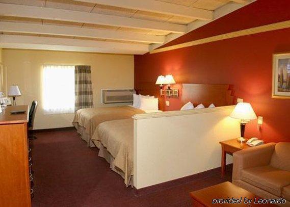Quality & Kansas - I-70 East Hotel