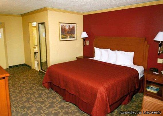 Hotel Quality & Kansas - I-70 East 2*