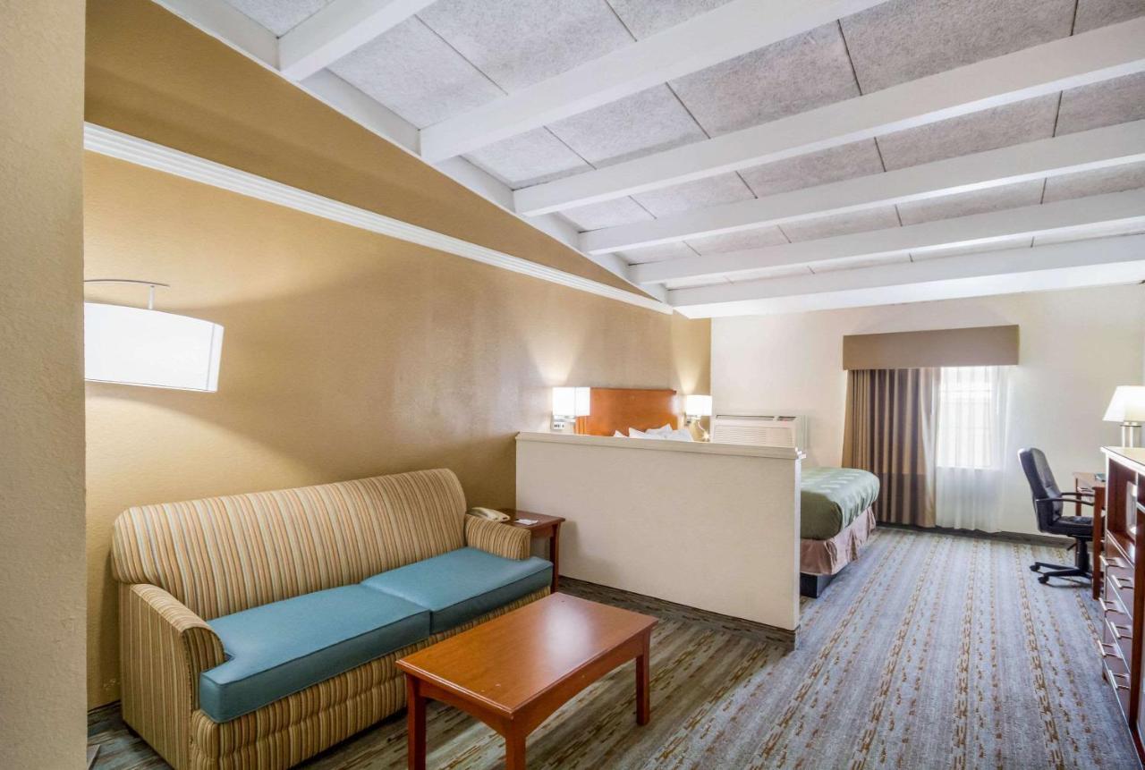 Quality & Kansas - I-70 East Hotel 2*